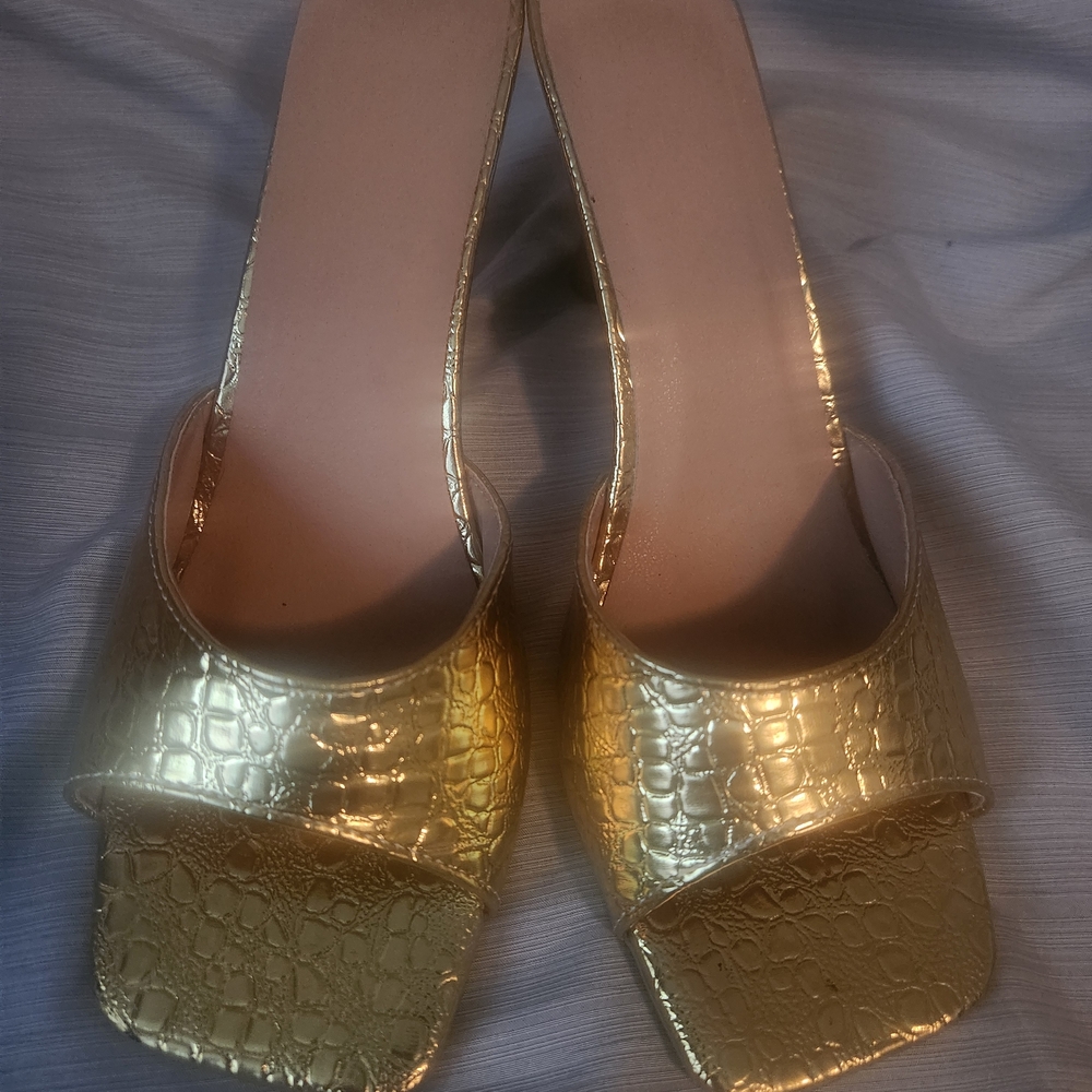 SHEIN Gold Textured Mules